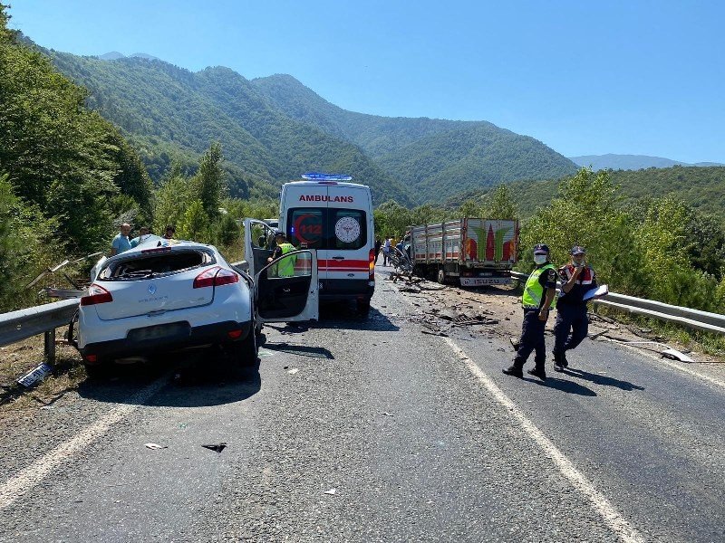 OTOMOBİLLE KAMYON ÇARPIŞTI: 2 ÖLÜ, 3 YARALI - 4