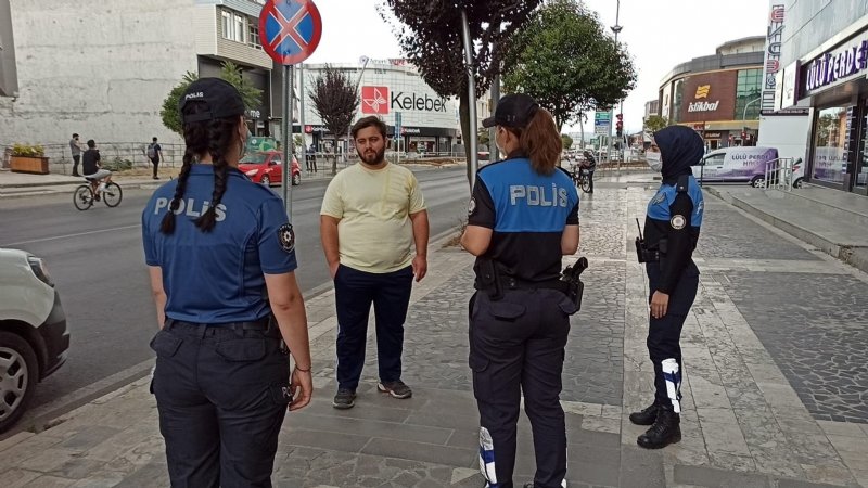 Yağmuru bahane ederek maskeyi başına taktı - 1