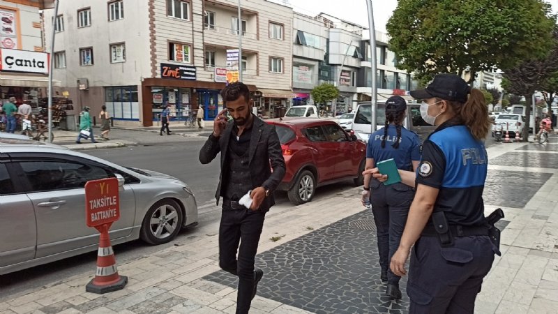 Yağmuru bahane ederek maskeyi başına taktı - 3