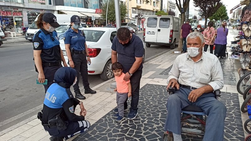 Yağmuru bahane ederek maskeyi başına taktı - 4