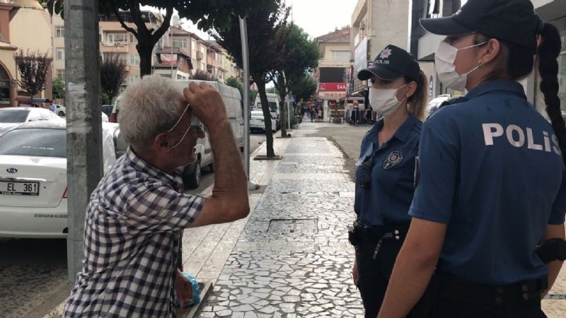 Yağmuru bahane ederek maskeyi başına taktı - 5