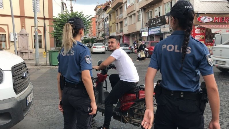 Yağmuru bahane ederek maskeyi başına taktı - 6