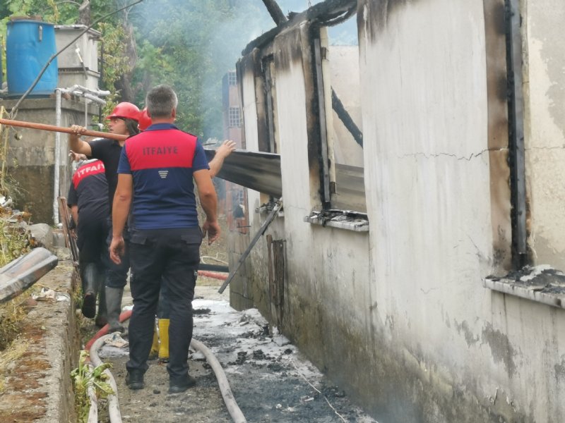 Zonguldak´ta çıkan yangın bir evi kül etti - 2