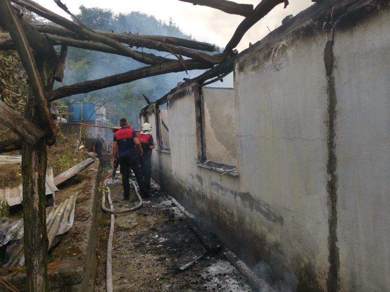 Zonguldak´ta çıkan yangın bir evi kül etti - 3