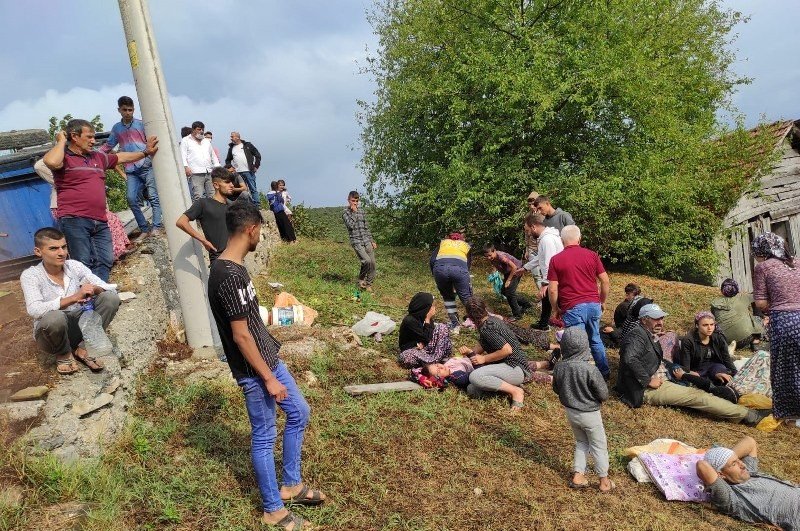 Fındık işçilerini taşıyan traktör devrildi - 1