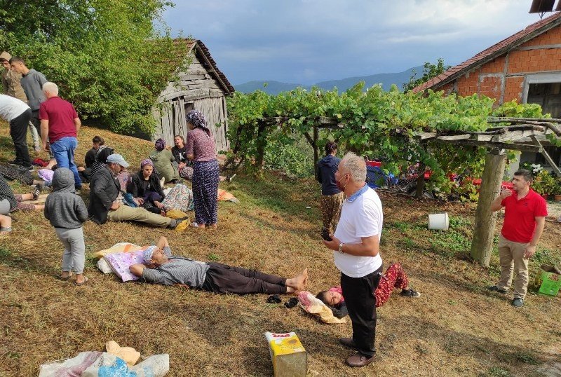 Fındık işçilerini taşıyan traktör devrildi - 2