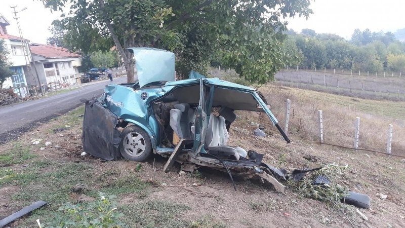 Hurdaya dönen araçtan sağ çıktı - 1