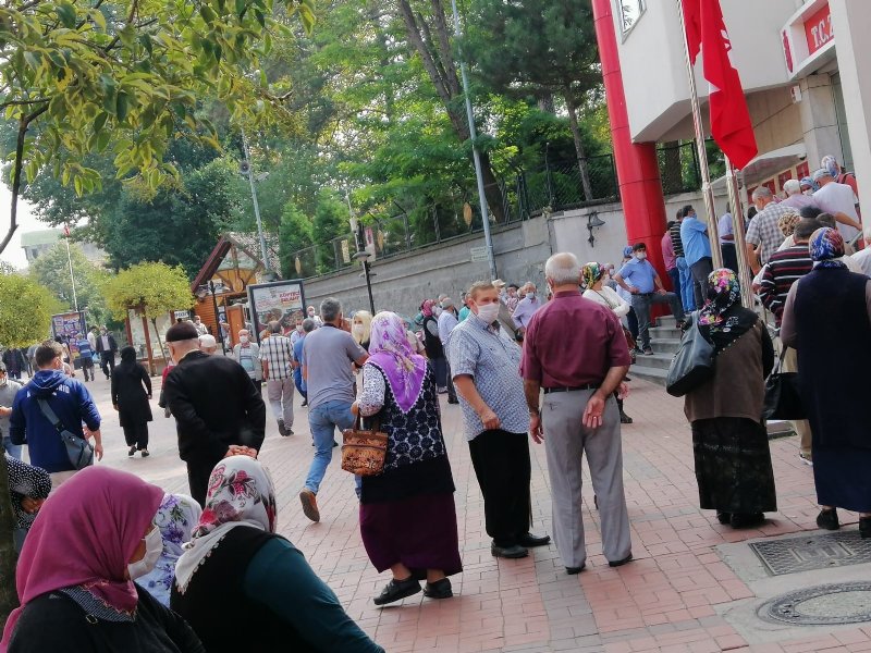 İŞİN UCUNDA PARA OLUNCA... Maaş kuyruğu korona dinlemedi - 1