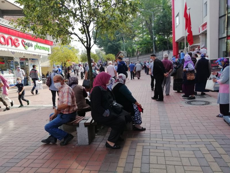 İŞİN UCUNDA PARA OLUNCA... Maaş kuyruğu korona dinlemedi - 2