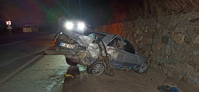 Mandaya çarpan otomobil hurdaya döndü - 1