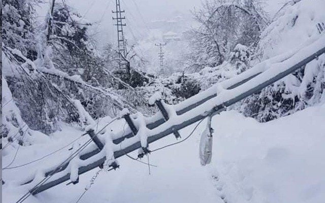 ALAPLI’DA ELEKTRİK DİREĞİ DEVRİLDİ - 1