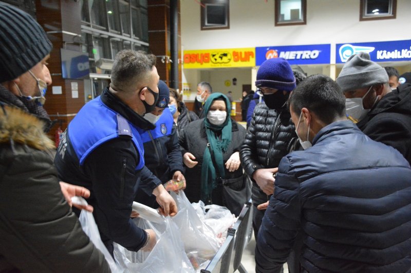 BELEDİYE 300 KİŞİYE YEMEK DAĞITTI    - 4