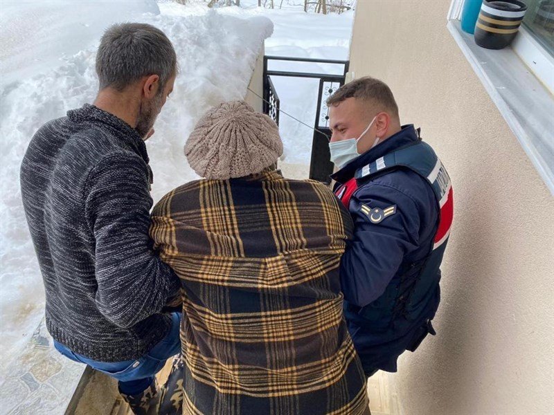 Jandarmalar, sobadan zehirlenen vatandaşları sırtında taşıdı... - 3