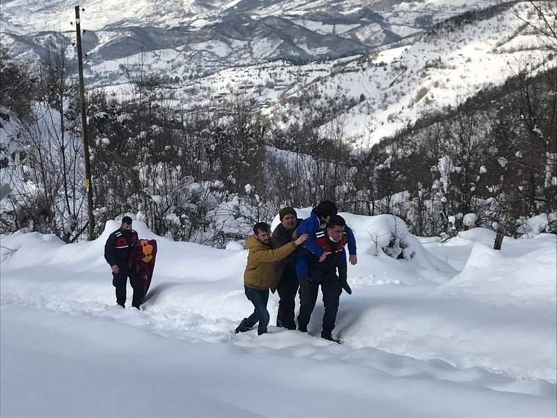 Jandarmalar, sobadan zehirlenen vatandaşları sırtında taşıdı... - 5
