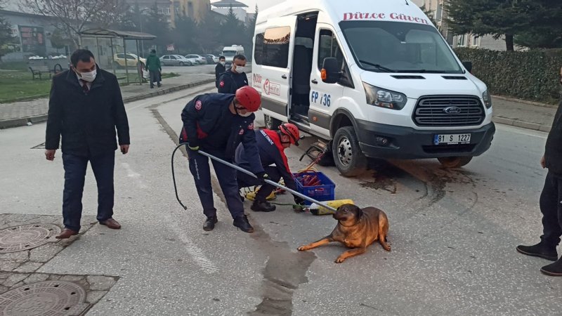 MİNİBÜS ÇARPTI, ARACIN ALTINA SIKIŞTI!  - 2