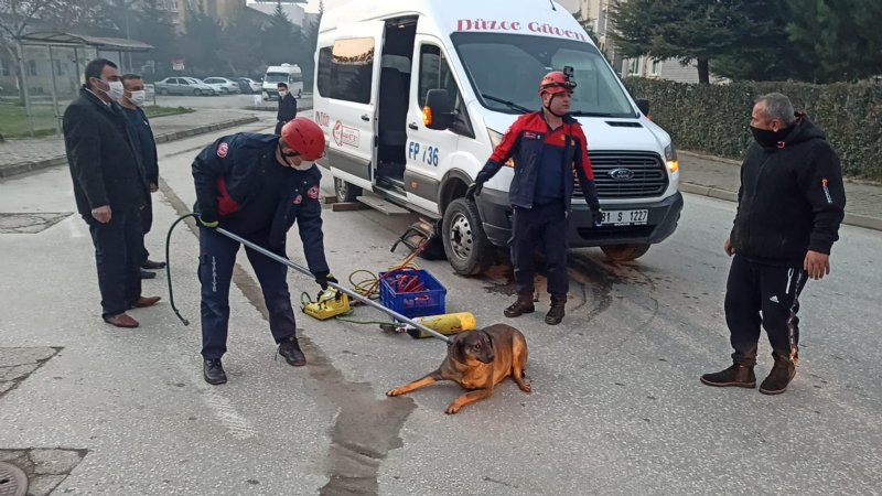 MİNİBÜS ÇARPTI, ARACIN ALTINA SIKIŞTI!  - 3