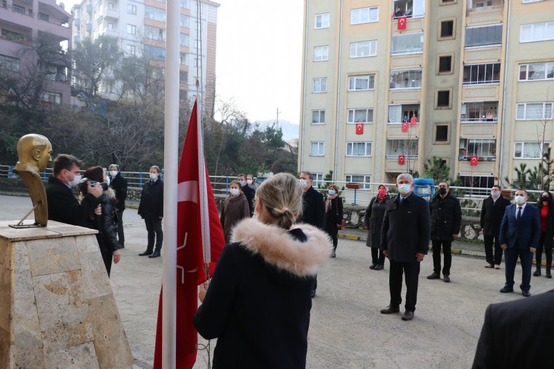 MİNİKLER BALKONDA, BAYRAK HEYECANI YAŞADI - 1