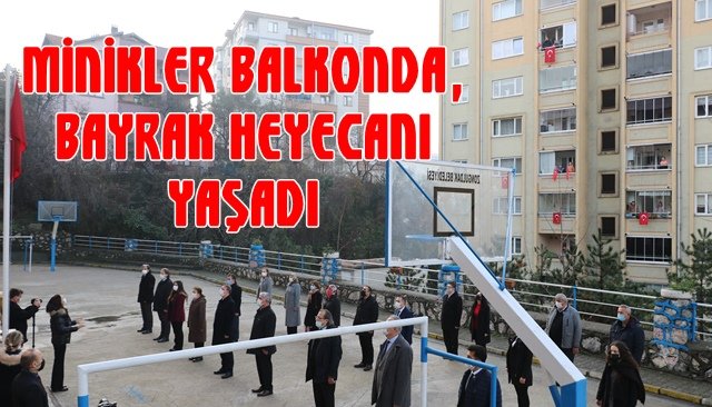 MİNİKLER BALKONDA, BAYRAK HEYECANI YAŞADI