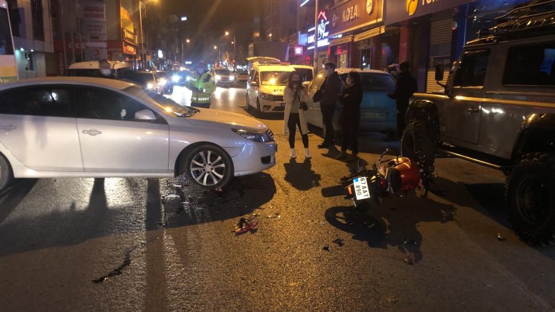 MOTOSİKLET U DÖNÜŞÜ YAPMAYA ÇALIŞAN OTOMOBİLE ÇARPTI - 3