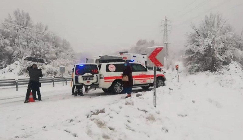 YOĞUN KAR YAĞIŞINA RAĞMEN HASTALARA YETİŞİYORLAR! - 2