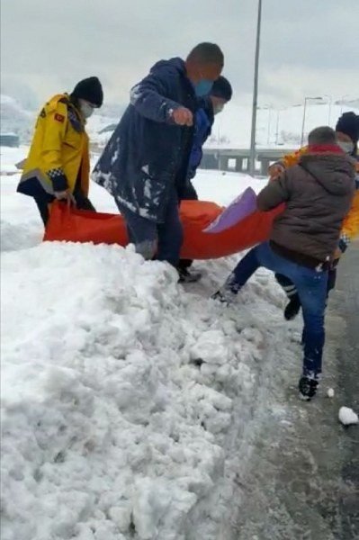 YOĞUN KAR YAĞIŞINA RAĞMEN HASTALARA YETİŞİYORLAR! - 5