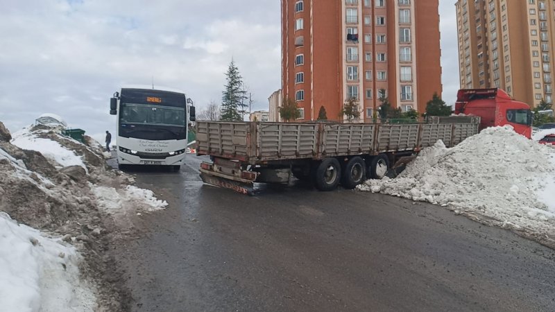 YOLDA KALAN TIR, HASTANE YOLUNU KAPATTI - 2