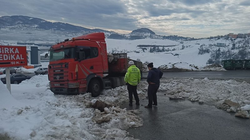 YOLDA KALAN TIR, HASTANE YOLUNU KAPATTI - 3