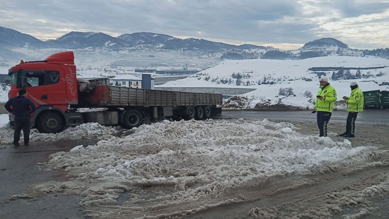 YOLDA KALAN TIR, HASTANE YOLUNU KAPATTI - 4