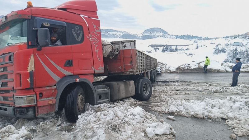 YOLDA KALAN TIR, HASTANE YOLUNU KAPATTI - 6