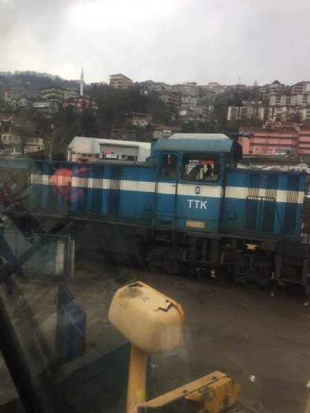 YÜK TRENİ RAYDAN ÇIKTI YOLA OTURDU - 1