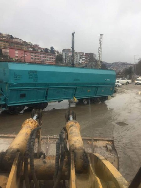 YÜK TRENİ RAYDAN ÇIKTI YOLA OTURDU - 2