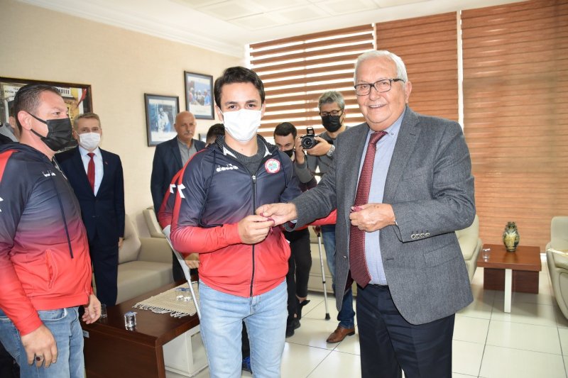 BAŞARILI VOLEYBOLCULAR ÖDÜLLENDİRİLDİ - 8
