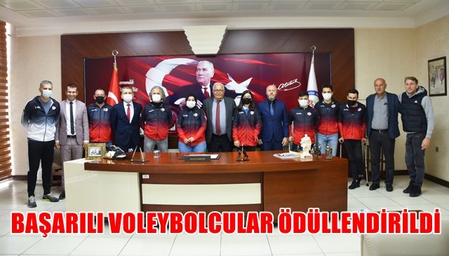 BAŞARILI VOLEYBOLCULAR ÖDÜLLENDİRİLDİ