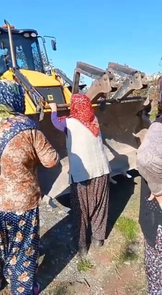 Baz istasyonu kurulmaması için kepçenin önünü kestiler - 7