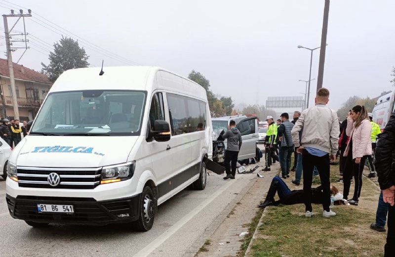 Düzce’de iki minibüs çarpıştı… 1 ölü, 4 yaralı - 4