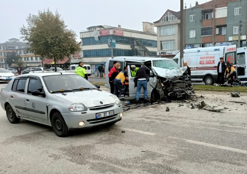 Düzce’de iki minibüs çarpıştı… 1 ölü, 4 yaralı - 6