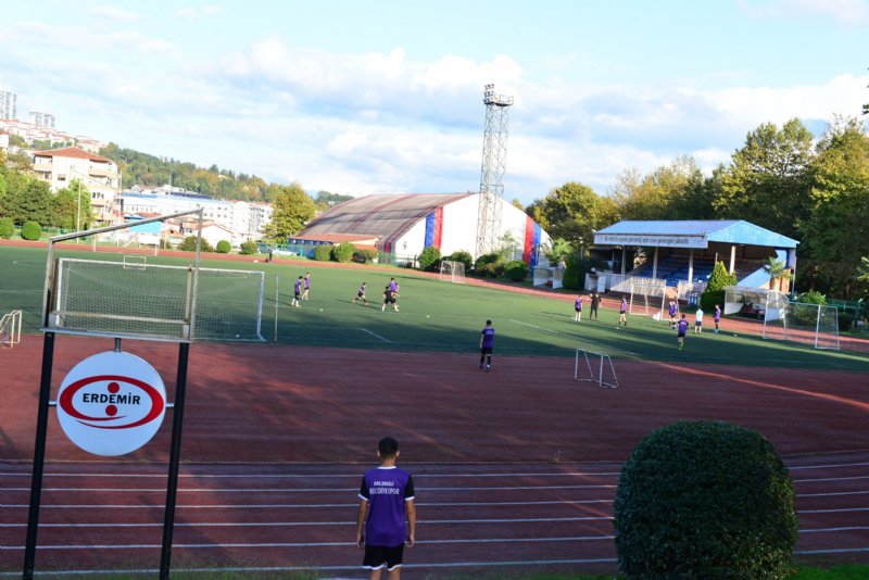 Erdemir Stadı ve Spor Salonu, sporcuların hizmetine açıldı... TAKIMLAR SAHAYA ÇIKTI - 3