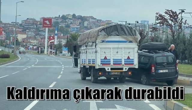 Kaldırıma çıkarak durabildi