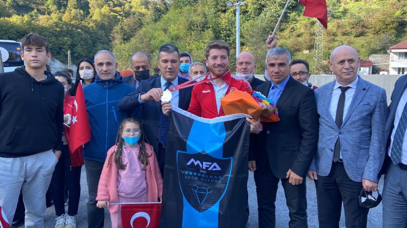 SÖNMEZ, ÇİÇEKLERLE KARŞILANDI - 2