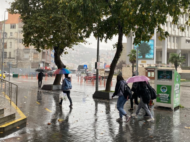 VATANDAŞ YAĞMURA HAZIRLIKSIZ YAKALANDI - 5