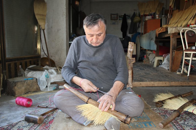 40 yıldır ekmek parasını süpürge yaparak kazanıyor - 5