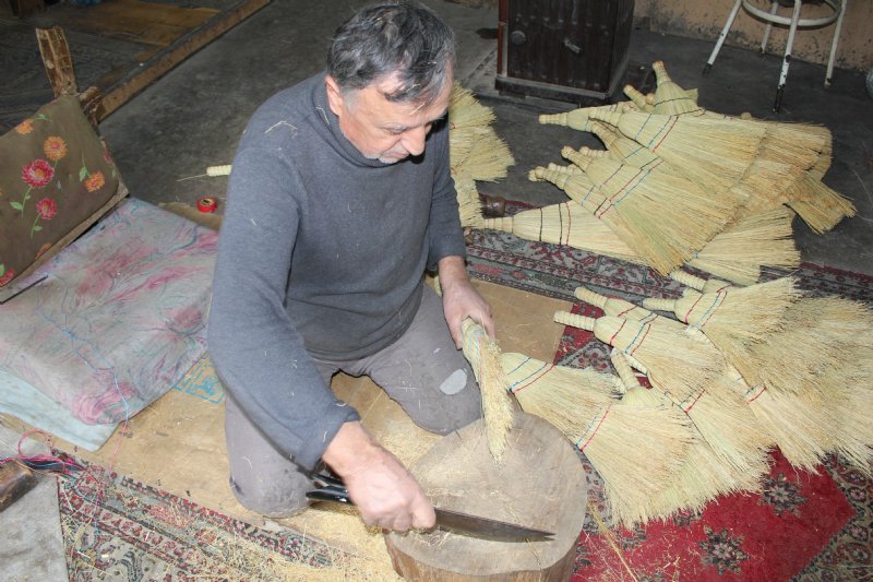 40 yıldır ekmek parasını süpürge yaparak kazanıyor - 8