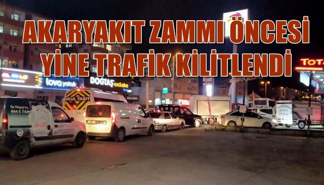 AKARYAKIT ZAMMI ÖNCESİ YİNE TRAFİK KİLİTLENDİ