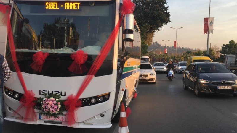 ÇALIŞTIĞI HALK OTOBÜSÜNÜ GELİN ARABASI YAPTI  - 1