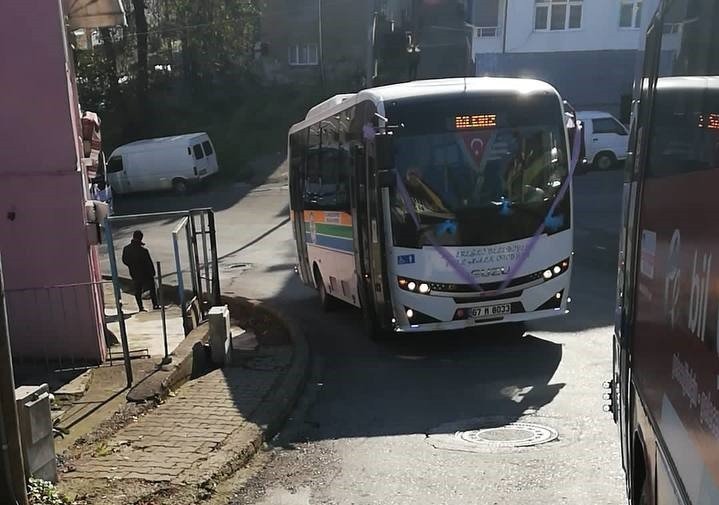 ÇALIŞTIĞI HALK OTOBÜSÜNÜ GELİN ARABASI YAPTI  - 3