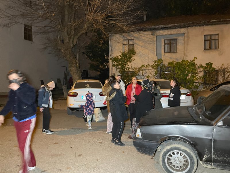 Deprem sonrası vatandaşların sokakta bekleyişi sürüyor - 1