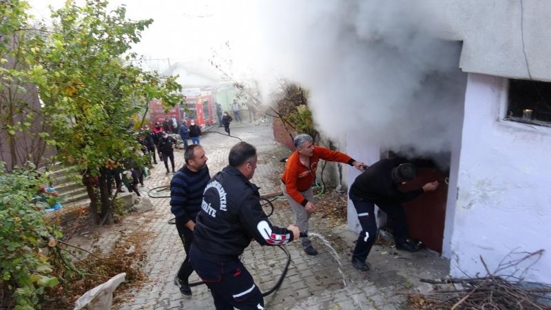 İki katlı evde çıkan yangında yaşlı adam hastanelik oldu - 1
