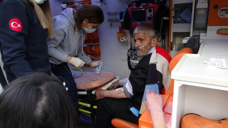 İki katlı evde çıkan yangında yaşlı adam hastanelik oldu - 3