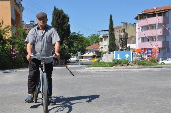  İlçeye bisikletiyle heykeli dikilmişti, hayatını kaybetti - 2