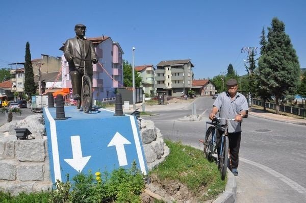 İlçeye bisikletiyle heykeli dikilmişti, hayatını kaybetti - 1